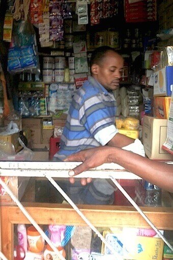 Mr Mungai ved butikken sin i Ruaka, et arbeiderstrøk i Nairobi.